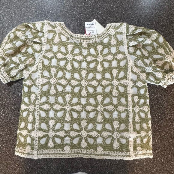 Cute cropped top. Embroidery accents. - Picture 2 of 5